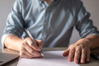 Slíbili mu nástupní plat 60 tisíc, ve smlouvě bylo o dvacet méně. Uchazeč popsal podraz při pohovoru